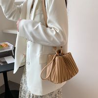Spring And Summer New Pleated Solid Color Messenger Bucket Bag 29*16.5*12 sku image 1