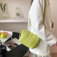 Spring And Summer New Pleated Solid Color Messenger Bucket Bag 29*16.5*12 sku image 3