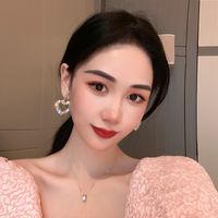 Korean Style Inlaid Crystal Heart Shaped Hollowed Alloy Stud Earrings Wholesale main image 5