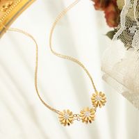 Fashion Simple Chrysanthemum Zircon Titanium Steel Plated 18k Gold Necklace main image 4