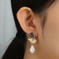 Fashion Natural Shell Triangle Earrings Retro Long Pearl Alloy Earrings main image 5