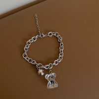 Nouveau Bracelet En Alliage D'ours Tridimensionnel Transparent D'été Femelle main image 3