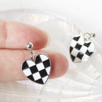أزياء سبائك الشطرنج الأسود والأبيض أقراط على شكل قلب main image 3