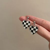 أزياء سبائك الشطرنج الأسود والأبيض أقراط على شكل قلب main image 4