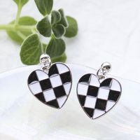 أزياء سبائك الشطرنج الأسود والأبيض أقراط على شكل قلب main image 5