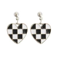 أزياء سبائك الشطرنج الأسود والأبيض أقراط على شكل قلب main image 6