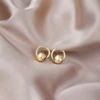 Mode Simple Petit Boules D'or Cercle De Cuivre Boucles D'oreilles main image 2