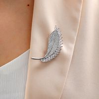 Fashion Copper Electroplated 18k White Gold Color Zircon Leaf Shaped Brooch main image 1