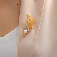 Fashion Retro Simple Copper Electroplated 18k Gold Zircon Pearl Brooch Accessories main image 1