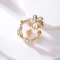 Fashion Simple Compact Copper Plating 18k Gold Zircon Flower Brooch Accessories main image 3
