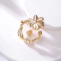 Mode Einfachen Kompakten Kupfer Überzug 18k Gold Zirkon Blume Brosche Zubehör main image 3