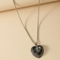 Simple Heart-shaped Rhinestone Pendant Multi-color Pendant Necklace main image 3