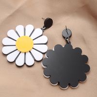 Cute Creative White Sunflower Shape Pendant Earrings main image 3
