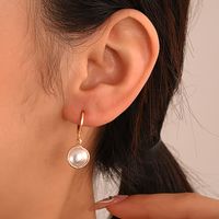 Mode Einfache Runde Perle Geometrische Kupfer Ohr Clip Ohrringe main image 6