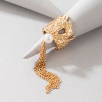 European And American Fashion Socialite Ring Simple And Irregular Gold Geometric Pearl Chain Tassel Ring main image 1