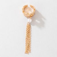 European And American Fashion Socialite Ring Simple And Irregular Gold Geometric Pearl Chain Tassel Ring main image 6