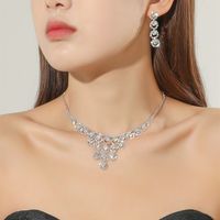 Elegante Estilo Clásico Brillante Geométrico Aleación Embutido Diamantes De Imitación Mujeres Aretes Collar sku image 7