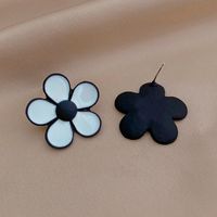 Simple Black White Dripping Oil Flower Stud Earrings main image 4