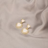 Boucles D'oreilles Pendantes Symétriques Rétro Diamant Coeur Blanc Noir main image 4