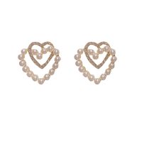 Boucles D&#39;oreilles En Alliage En Forme De Coeur Creux Avec Perle De Diamant Rétro À La Mode main image 6