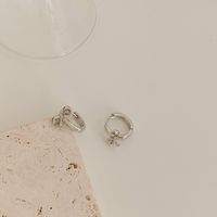 Petites Et Exquises Petites Boucles D&#39;oreilles Conception De Niche Boucles D&#39;oreilles Arc Vent Froid Boucles D&#39;oreilles 2022 Nouveau main image 4