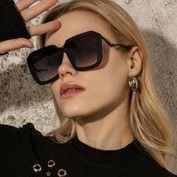 Mode Neue Sonnenbrille Mit Rundem Gesicht Aus Quadratischem Metall Mit Gebogenen Beinen main image 1