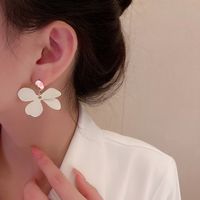 Retro Asymmetric Contrasting Color Flower Earrings  Trendy Style Earrings Niche High-end Light Luxury Earrings main image 3