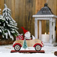 Weihnachtsmann Fährt Mit Einem Kleinen Baumschmuck sku image 2