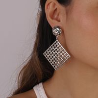 Moda Simple Geometría Metal Retro Hueco Cuadrado Aleación De Zinc Pendientes sku image 2