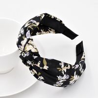 The New Spring And Summer Retro Knotted Flower Thin Section Fabric Cross Headband Wholesale sku image 3