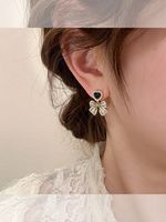 Fashion Retro Pearl Inlaid Heart Bow Shape Pendant Women's Earrings main image 1