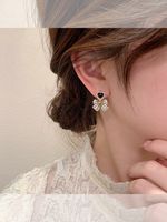 Fashion Retro Pearl Inlaid Heart Bow Shape Pendant Women's Earrings main image 4