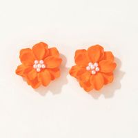 Simple Style Three-dimensional White Flower Pearl Stud Earrings main image 6