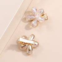Fashion Delicate Crystal Small Flower Pearl Inlaid Hair Clip main image 3