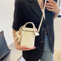 2022 New Fashion Women's Stitching Portable Shoulder Cross Body Bucket Bag main image 2