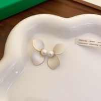 Art Und Weise Eingelegte Normallackohrringe Des Perlenblumenblattes Großhandel sku image 4