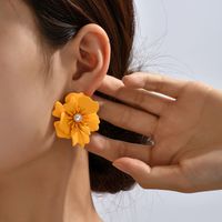 Einfarbig Blume Perle Binnen Blütenblatt Übertrieben Ohr Studs main image 1
