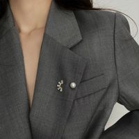 Anti-exposure Pearl Diamond Flower Brooch Geometric Korean Real Gold Plating Design Accessories Graceful Personality Clothing main image 4