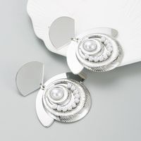 Fashion Unique Alloy Plated Gold Women's Pearl Creative Earrings main image 4