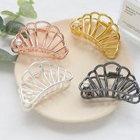Fashion Simple Metal Inlay Pearl Barrettes Shell Shaped Hollowed-out Grip main image 1