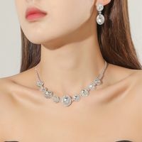 Elegante Señora Geométrico Aleación Ahuecar Embutido Diamantes De Imitación Mujeres Aretes Collar main image 1