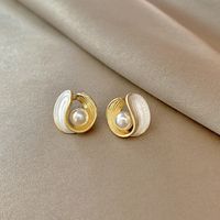 Fashion Inlay Pearl Geometric Earrings Women's Alloy Ear Jewelry main image 3