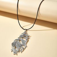 Fashion Men's And Women's Accessories Vintage Alloy Feather Single-layer Necklace Irregular Clavicle Chain main image 1