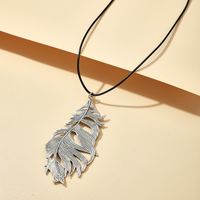 Fashion Men's And Women's Accessories Vintage Alloy Feather Single-layer Necklace Irregular Clavicle Chain main image 2