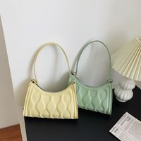 Été Petit Nouveau De Mode Gaufrage Solide Couleur Épaule Aisselles Messenger Sac main image 4