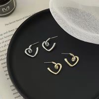 Fashion Simple Geometric Twisted Heart Pattern Metal Earrings Female main image 2