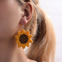 Mode Creative Tissu Géométrique En Forme De Tournesol En Métal Boucles D'oreilles main image 1