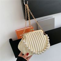 Mujeres Cuero Artificial Color Sólido Elegante Moda Perla Cascarón Bolso Bandolera Bolsa De Domo sku image 1