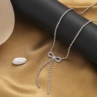 Frau Mode Einfacher Stil Bogenknoten Legierung Halskette Quaste Künstliche Strasssteine Halsketten main image 2