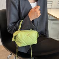 Women's Pu Leather Solid Color Fashion Lingge Soft Surface Chain Zipper Crossbody Bag Chain Bag sku image 2